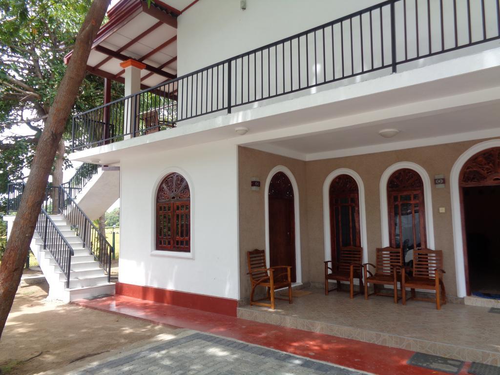 Man Guest Polonnaruwa Hotel Екстериор снимка