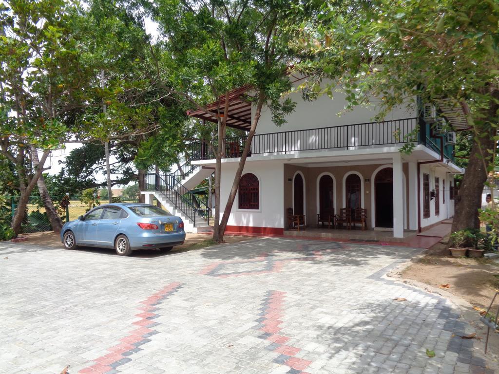 Man Guest Polonnaruwa Hotel Екстериор снимка