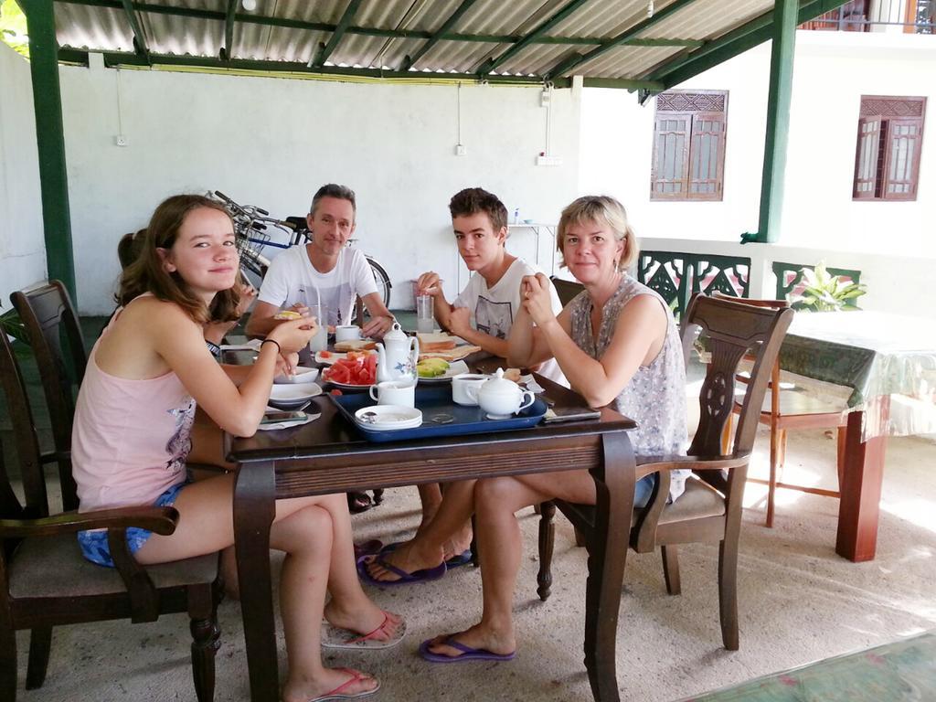 Man Guest Polonnaruwa Hotel Екстериор снимка